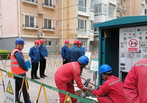 2023年4月21日，竹香園小區(qū)箱變更換現(xiàn)場