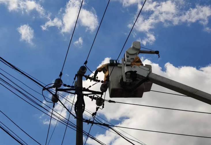 2024年9月22日，勝園供電所市區線工商局支線02號桿帶電處理中項導線放電故障，絕緣包裹導線及金具。