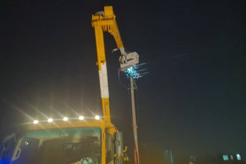 2024年12月31日，10kV東營線001#桿帶電更換刀閘