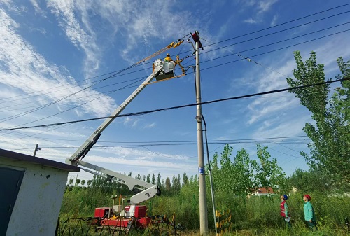 2025年9月7日，龍井線01號(hào)桿帶電接電纜頭引線。
